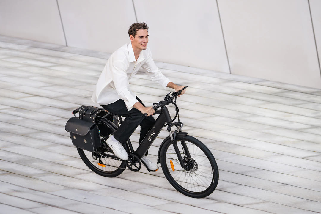DYU C5 City E-Bike-rider with bag attached to rear rack