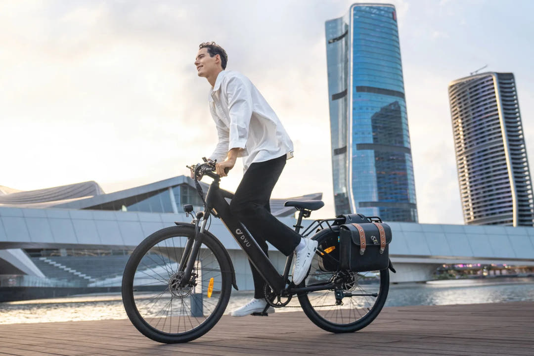 DYU C5 City E-Bike-rider riding the city area