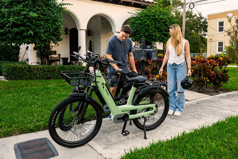 Vitilan L5 City E-Bike in Black-riders with bike