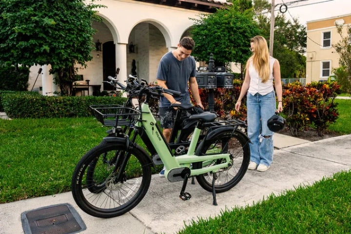 Vitilan L5 City E-Bike in Black-riders with bike