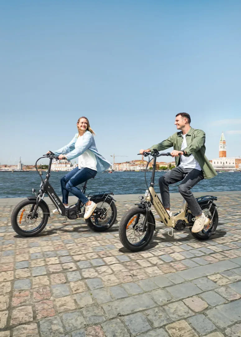 Engwe L20 3.0 Pro City E-Bike-riders near beech