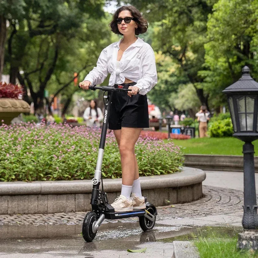 iENYRID M8 PRO E-Scooter-rider in park