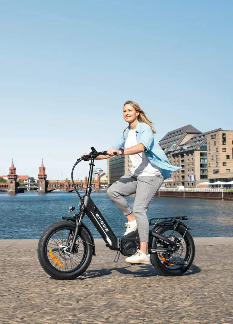 Engwe L20 3.0 Pro City E-Bike-rider on beech
