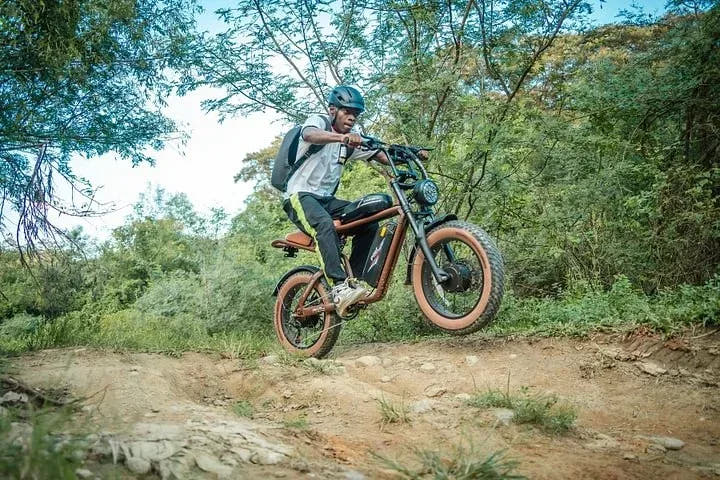 Samebike M20-III E-Bike in Black-rider in offroad terrain