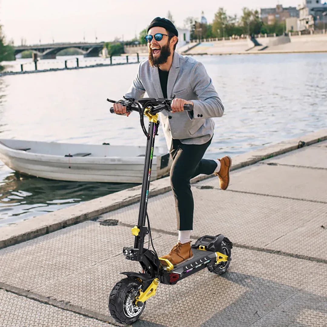iENYRID ES60 E-Scooter-rider on scooter