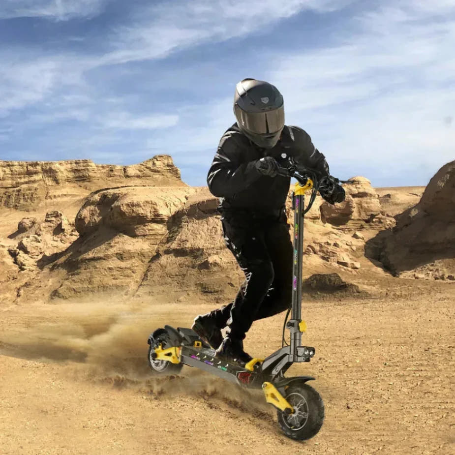 iENYRID ES60 E-Scooter-rider in mountainous terrain
